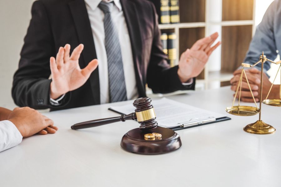 Divorce Lawyers vs. Divorce Mediators in California