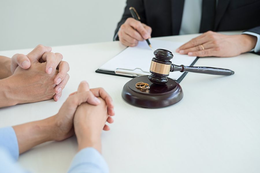 Lawyer offering collaborative divorce services in California